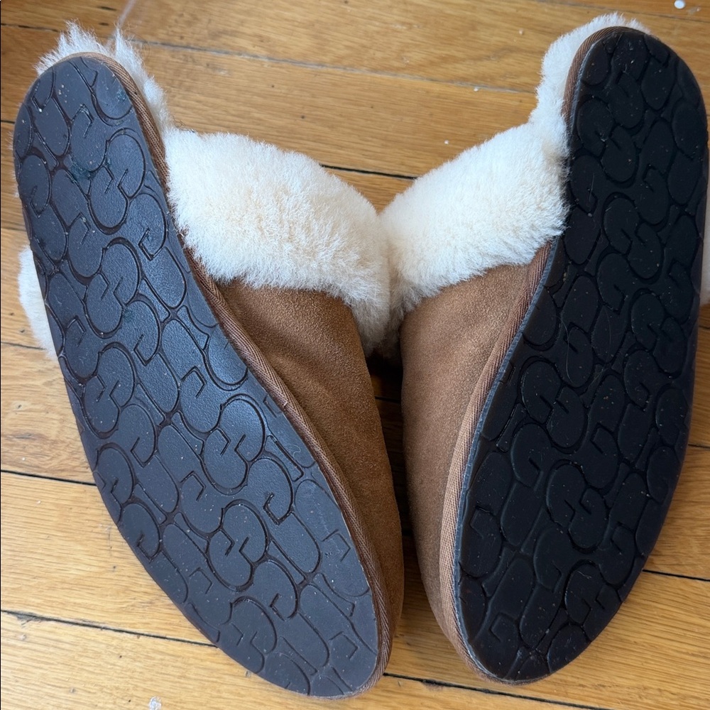 Ugg Slippers - US size 9 - Picture 4 of 7